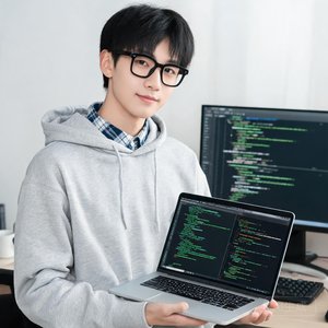 一位年轻男性，戴着黑框眼镜，程序员打扮